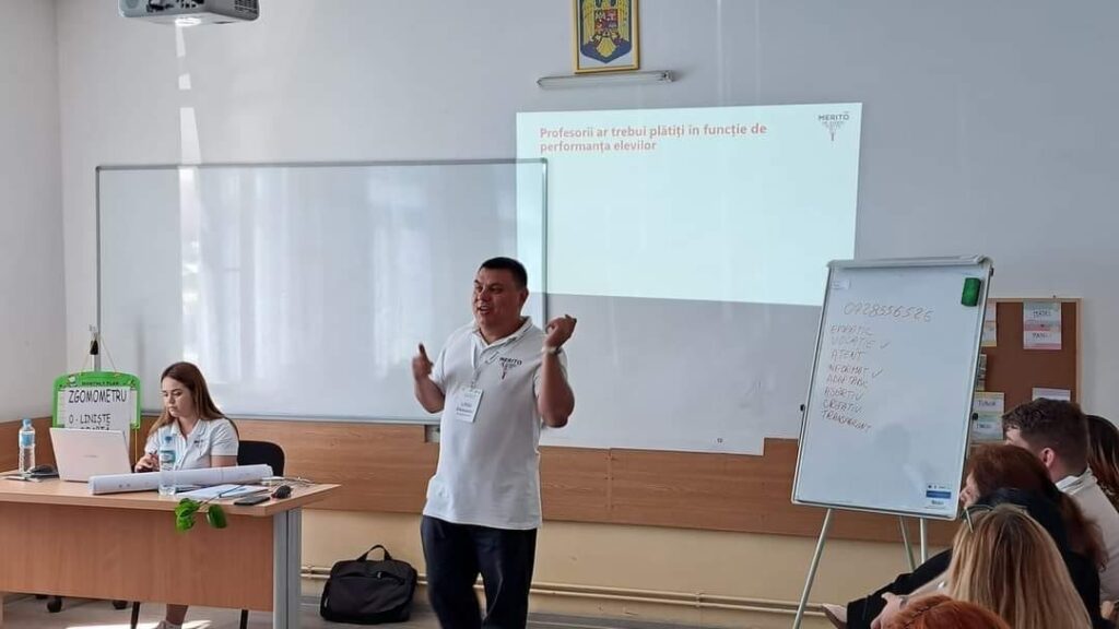 Viral pe Internet. Cum a reușit un profesor să explice elevilor regimurile politice cu exemple inedite din viața de zi cu zi