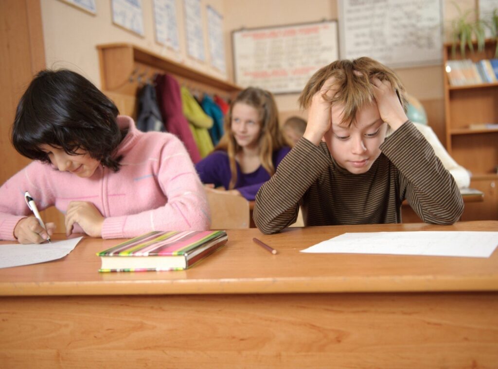 Cum ajung lipsa de afecțiune și statul pe telefoane să ne îmbolnăvească copii. Cum ne dăm seama că un elev este afectat de ADHD