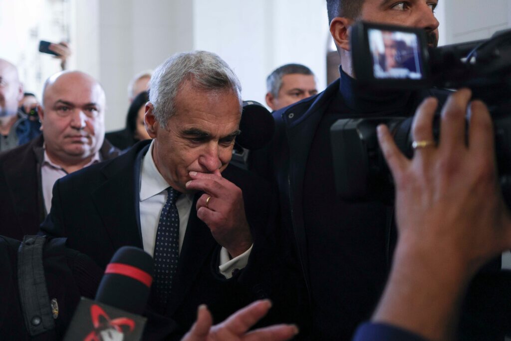 Ce spune plecarea din țară a lui Călin Georgescu înainte de marele protest. „Toți suntem egali, dar eu sunt deasupra tuturor”| ANALIZǍ