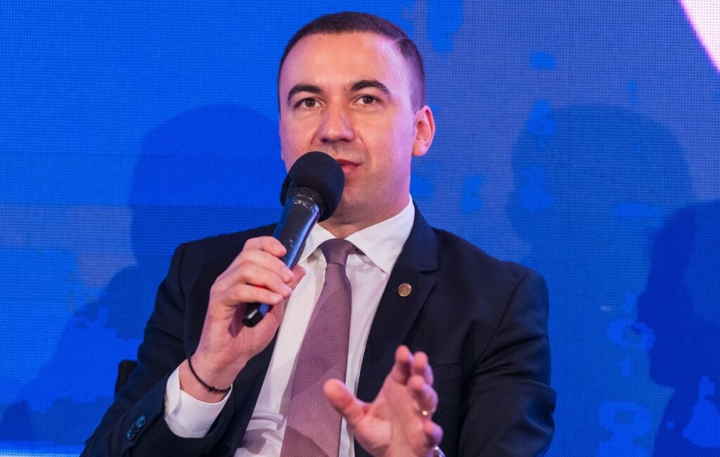 Ministrul economiei susține că România a devenit „cel mai mare producător de baterii de stocare din Europa Centrală și de Est”