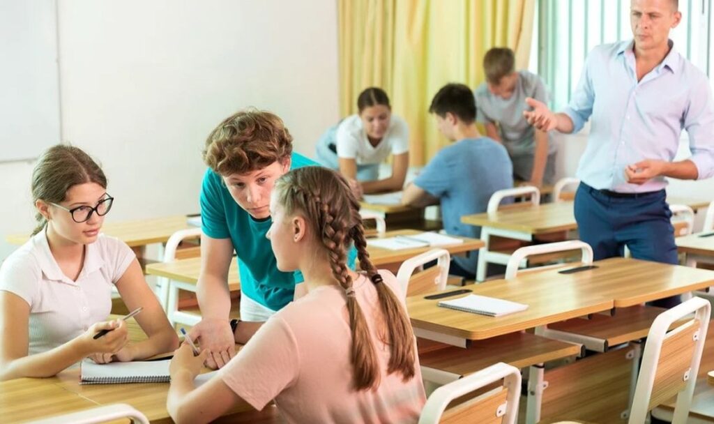 Educația, blocată între reformă și revoltă: „E mai greu de dat soluții decât de ieșit în stradă la vuvuzele”
