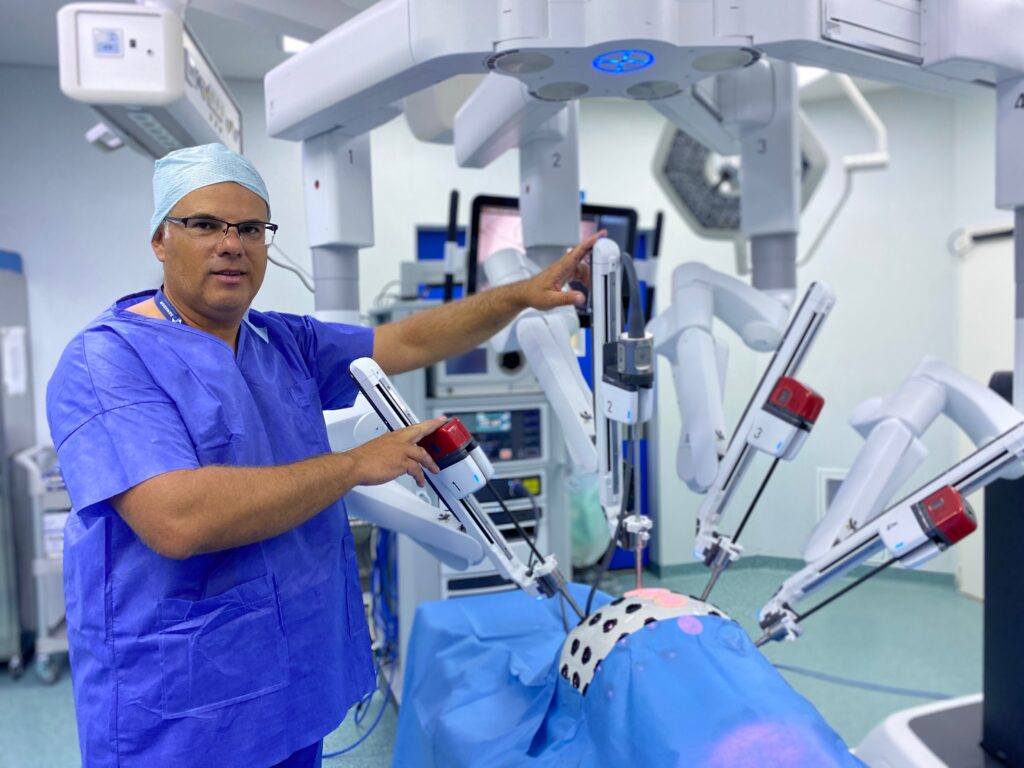 INTERVIU Dr. Teodor Buliga, medic primar chirurgie generală: „Chirurgia robotică îți permite să desfaci și să refaci anatomia“