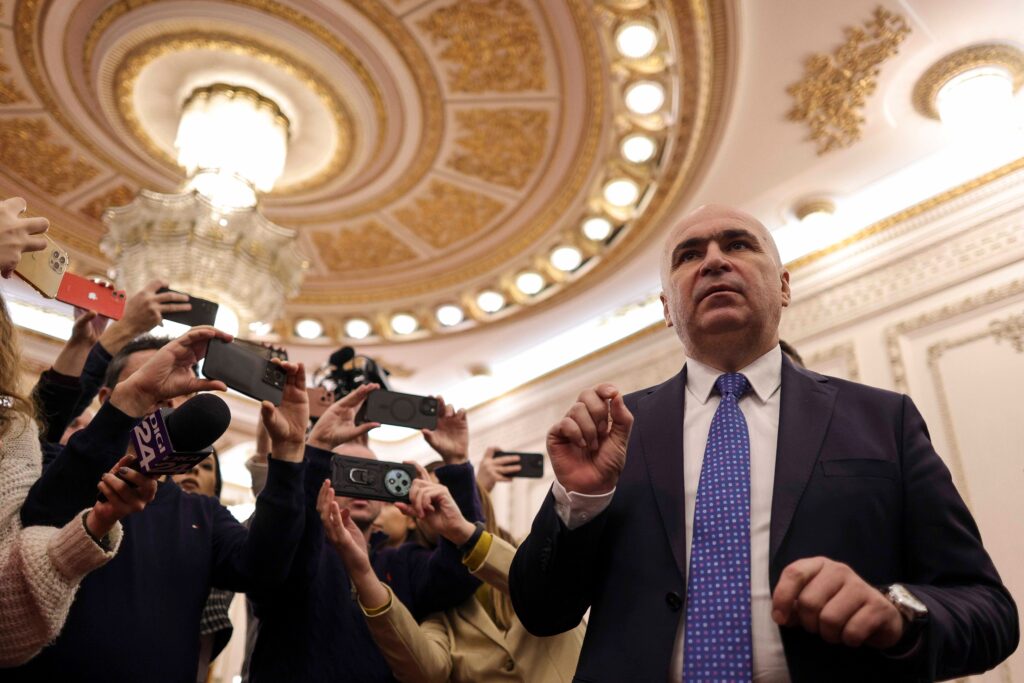 Cum vor fi făcute restructurările la Senat. Bolojan: „Din 5 vor rămâne 2, pentru că altfel, banii oamenilor efectiv sunt aruncați pe geam”