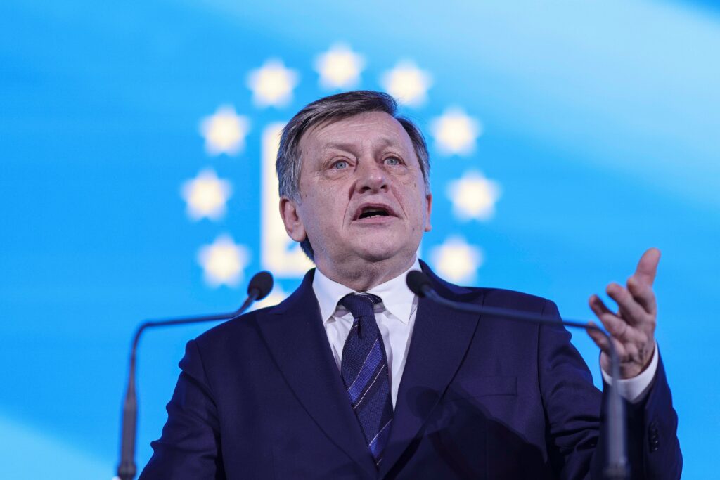 Crin Antonescu exclude retragerea candidaturii la prezidențiale. „De data asta, victorios, la Cotroceni”