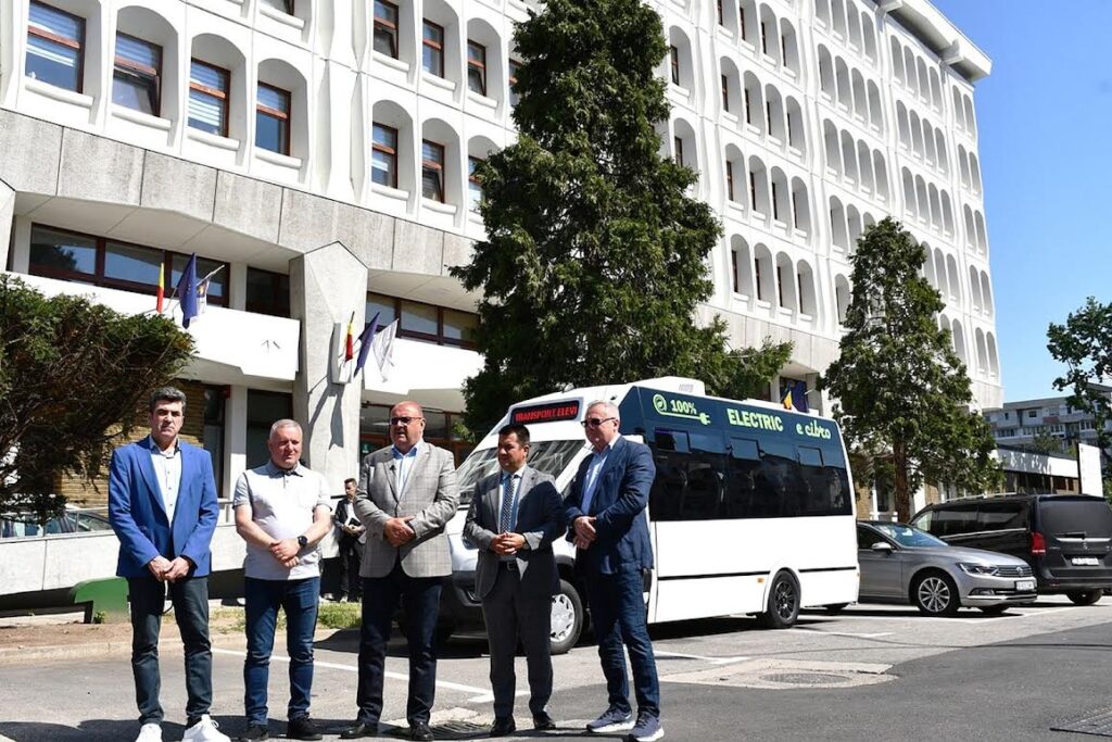 Lerești, Drăganu și Cetățeni sunt localitățile care, de astăzi, au microbuze electrice școlare noi