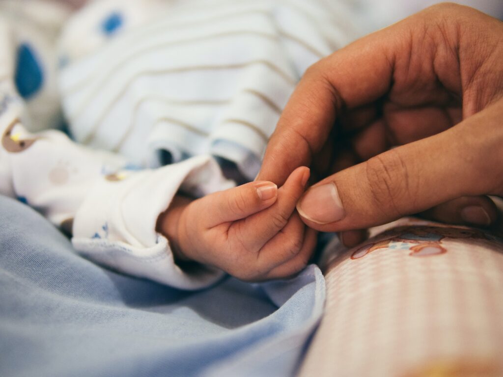 Când „Dr. Google” ia locul medicilor. Vaccinuri înlocuite de părinți cu uleiuri esențiale. Antipiretice refuzate că au prea mult zahăr