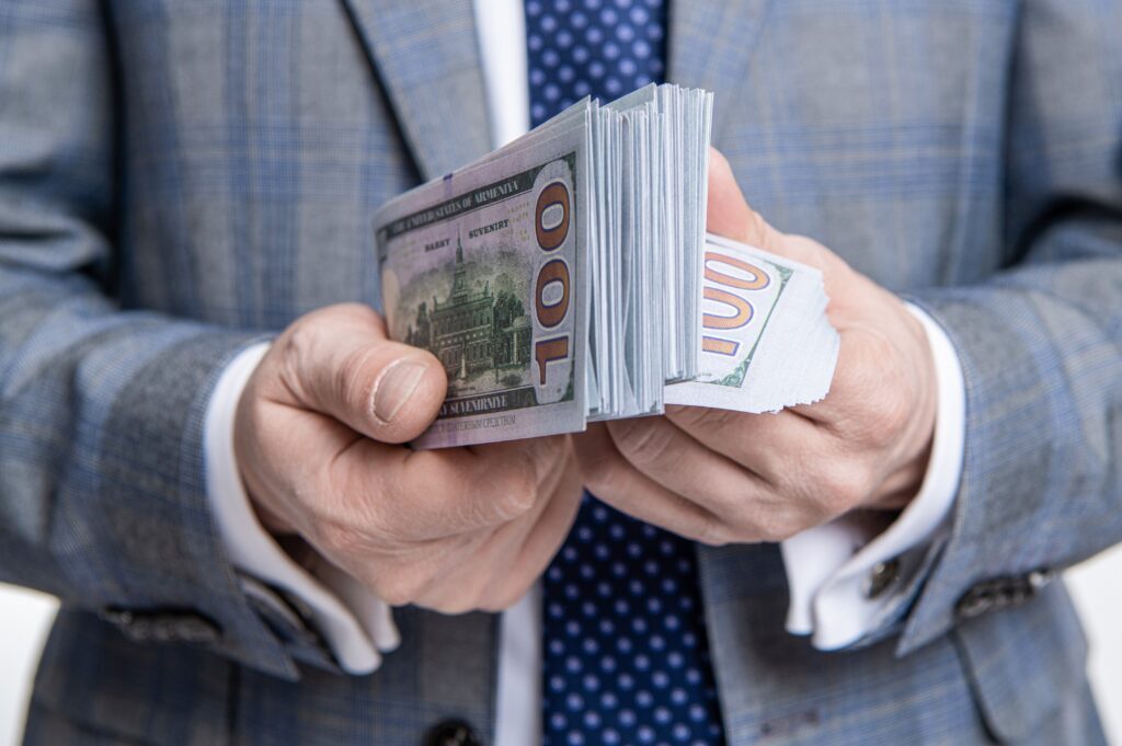 Salarii de lux în instituțiile statului: Ce directori câștigă zeci de mii de euro pe lună în plină austeritate