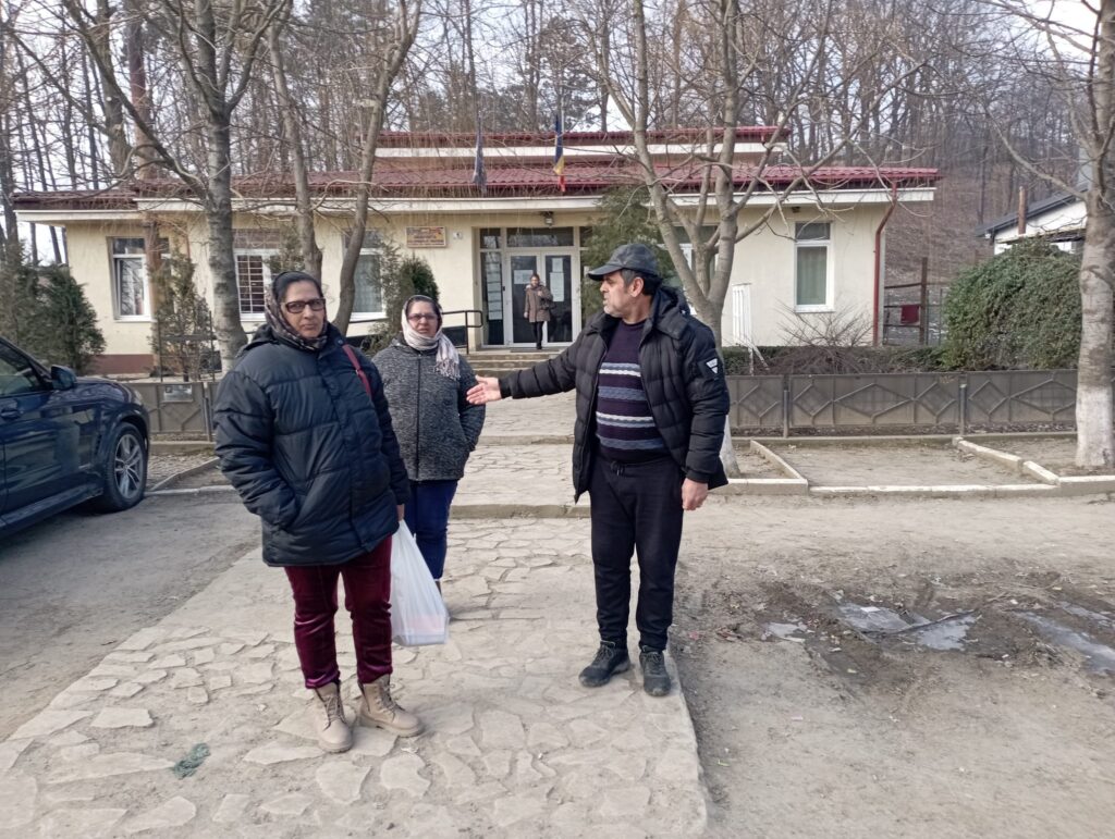 De ce vor adulții de la țară înapoi la școală. Sute de oameni trecuți de 40 de ani se înscriu în clasa a V a