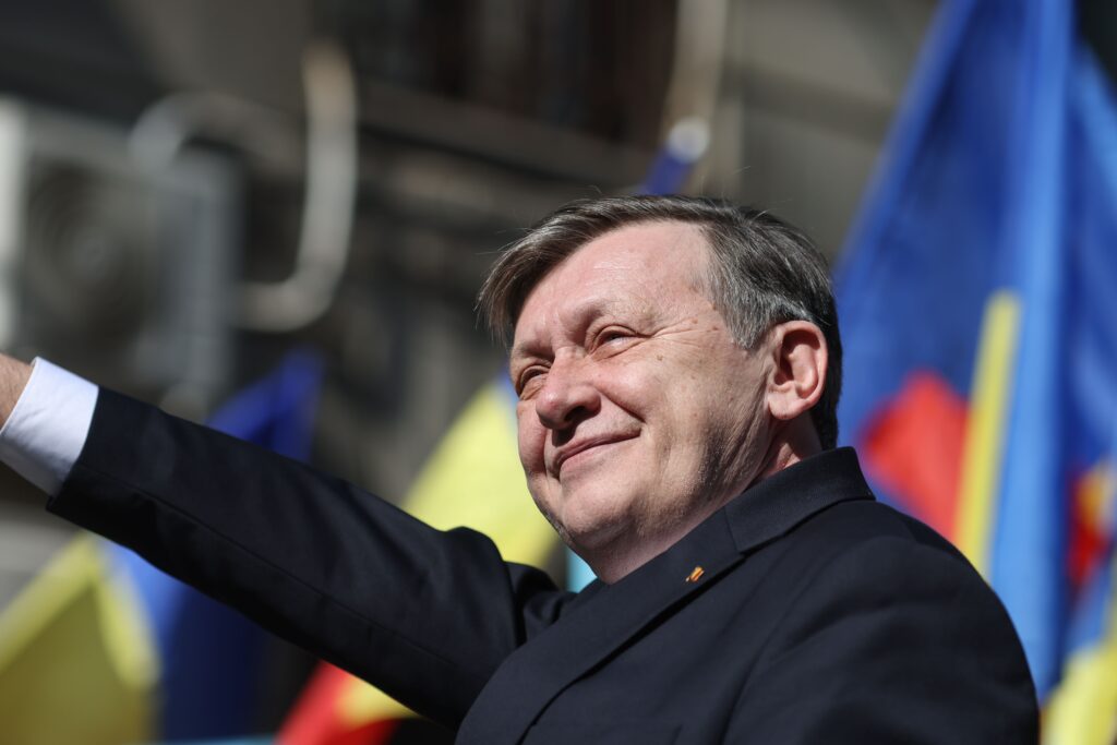 Crin Antonescu și-a depus candidatura la prezidențiale în huidulieli: Doar eu îl pot învinge pe Călin Georgescu
