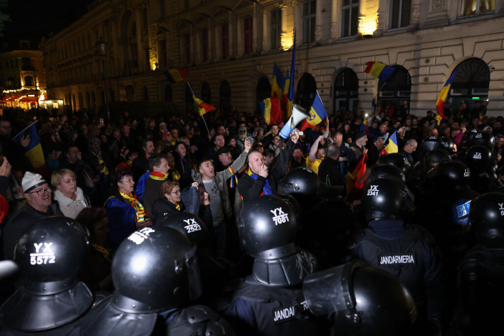 Psihiatru, despre agitatorii din fața CCR și BEC: Unii sunt huliganii partidelor, alții oamenii serviciilor. Rolul fiecăruia