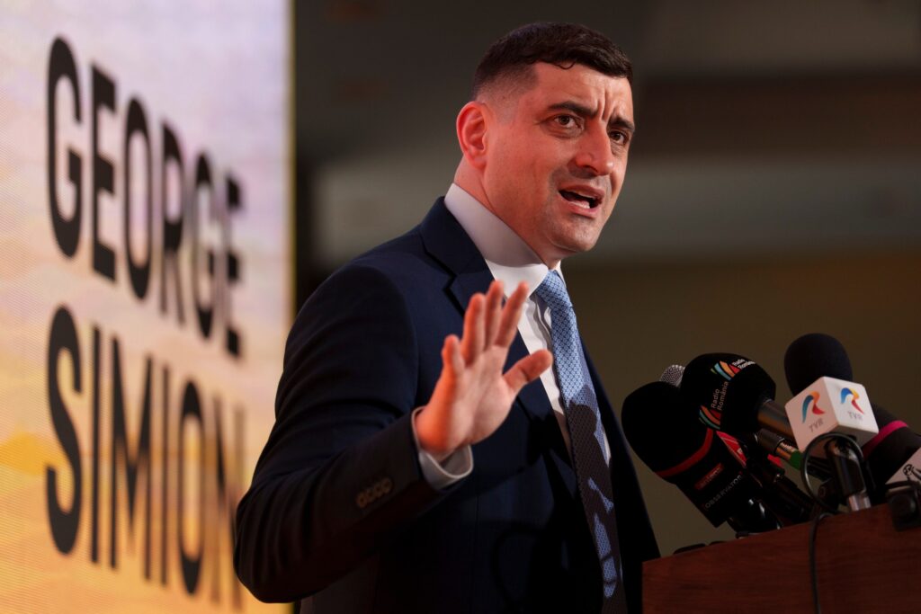Politico: Simion mizează pe Trump și MAGA pentru a câștiga alegerile din România
