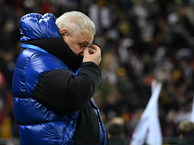 Galerie Foto | Șumudică a început să plângă pe bancă după ce a văzut un mesaj afișat de fani. Cele 4 cuvinte scrise pe banner