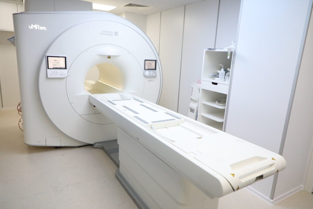 De ce uneori ți se recomandă o tomografie, alteori un RMN – Învață cum să faci diferența între cele două investigații imagistice