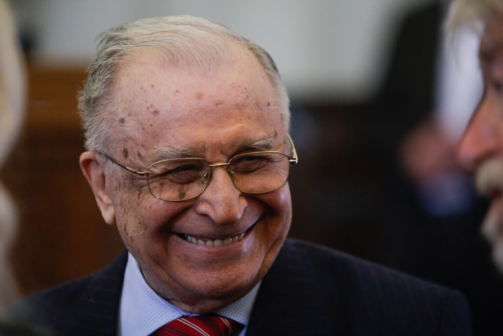 Iliescu, mesaj pentru români: „M-aș bucura ca atunci când votați să vă gândiți la lumea pe care nu ați trăit-o”