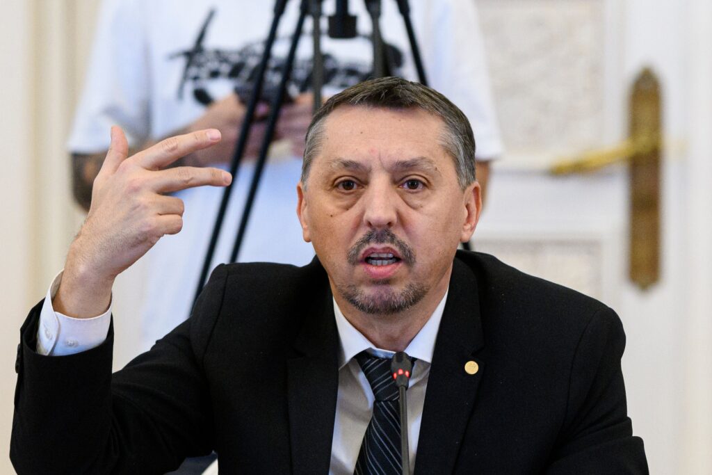 Ministrul Daniel David vrea reducerea a 900 de posturi de directori de școli și clase cu mai mulți elevi: „Ei nu rămân pe drumuri”