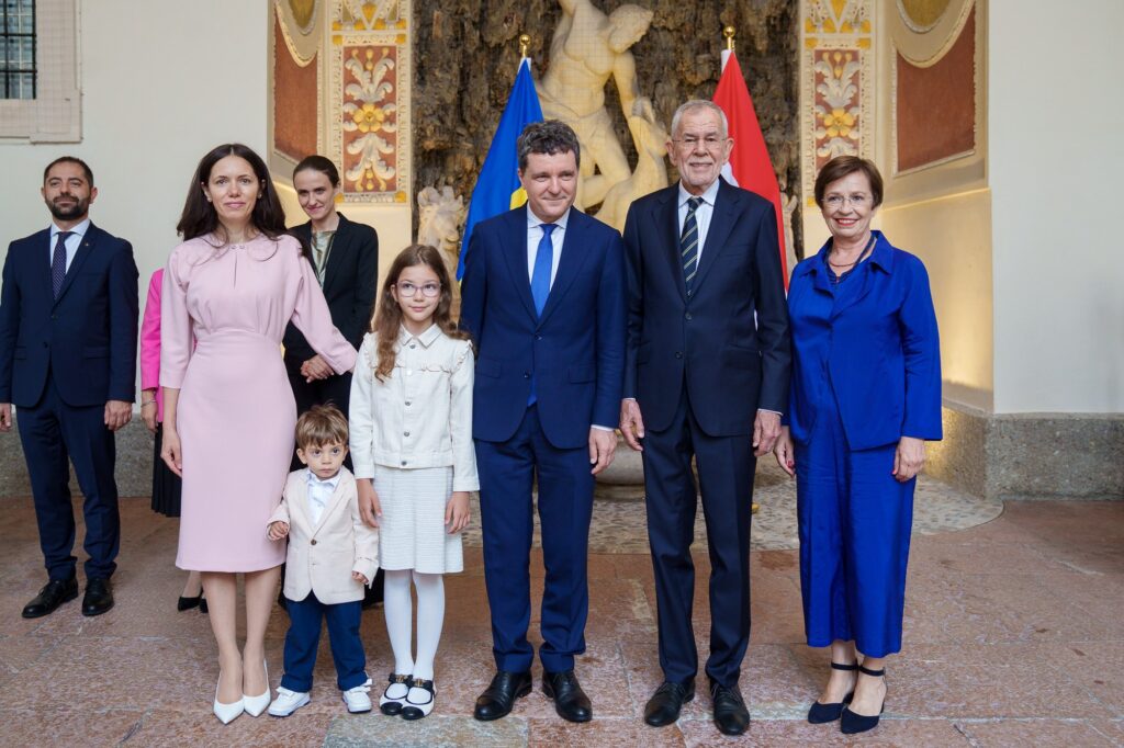 Nicușor Dan, primit oficial la Salzburg Residenz de omologul austriac. Președintele României, însoțit de parteneră și cei doi copii ai lor
