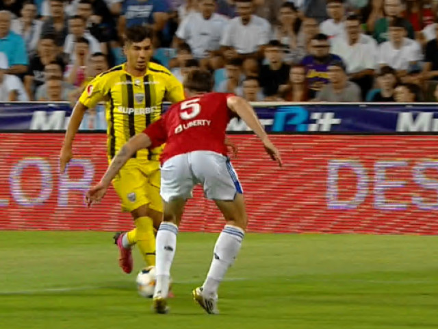 Alex Musi a cerut penalty cu Oțelul. N-a primit nimic, după care Dinamo a luat gol