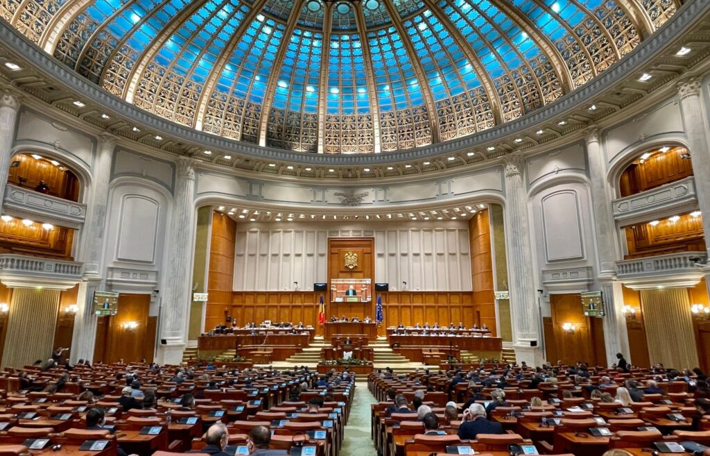 Legi care ar aduce bani la buget, blocate! Cum au fugit deputații și senatorii în vacanță și au uitat proiectele importante în sertarele Parlamentului