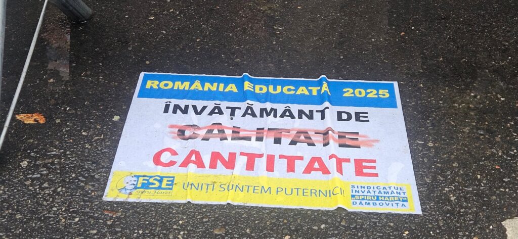 A patra săptămână de proteste organizate de sindicatele din învățământ la sediul Ministerului Educației: „Plouă torențial. Noi rezistăm!”