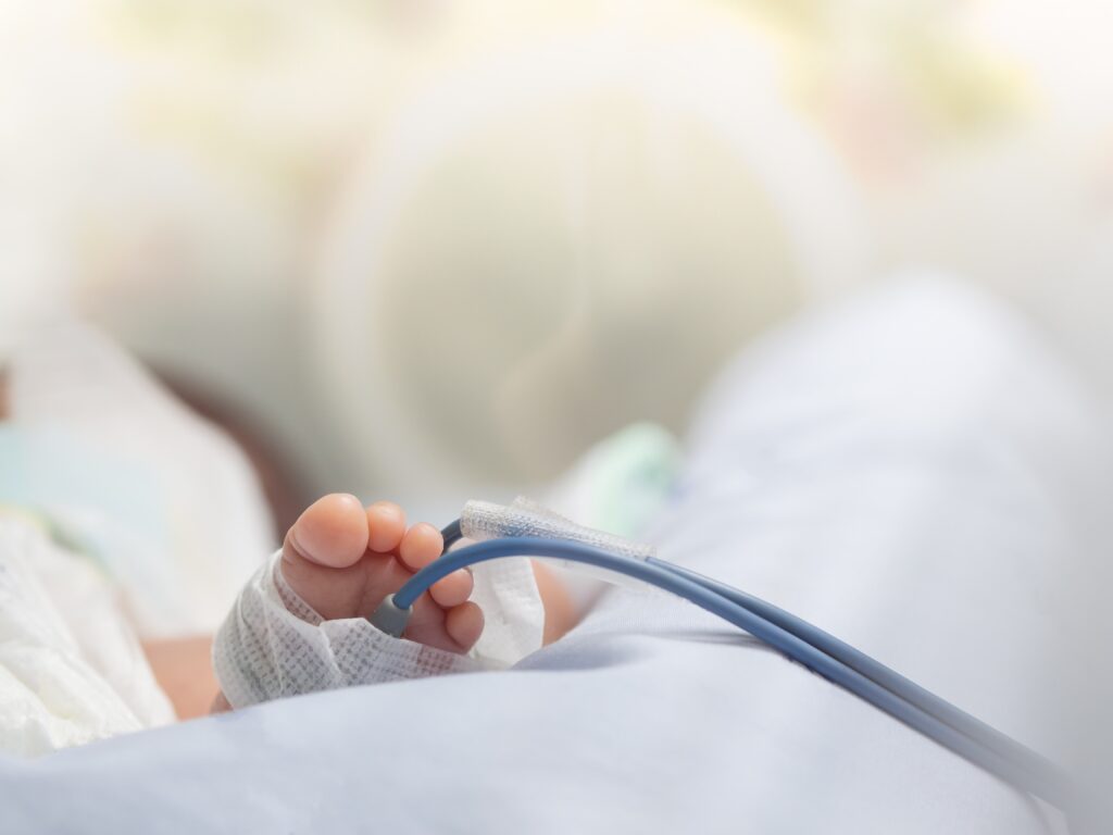 Medicii trag un semnal de alarmă. Cazurile de insuficiență respiratorie severă la copii reapar odată cu sfârșitul verii. La ce simptome trebuie să fie atenți părinții