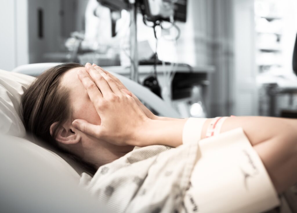 Servicii psihologice gratuite pentru bolnavii oncologici. Rogobete: „România recunoaște oficial că tratamentul complet al cancerului nu înseamnă doar medicamente”