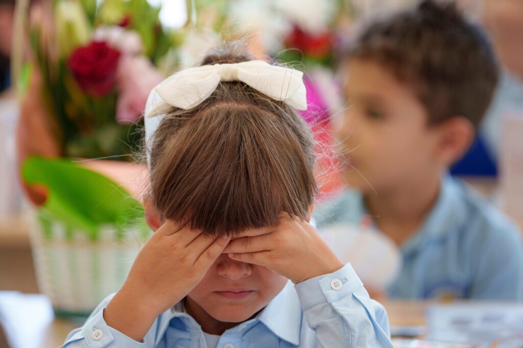 AUR vrea ca elevii și profesorii să cânte imnul și să recite „Tatăl nostru” la începutul cursurilor. Ce se întâmplă cu cei care refuză