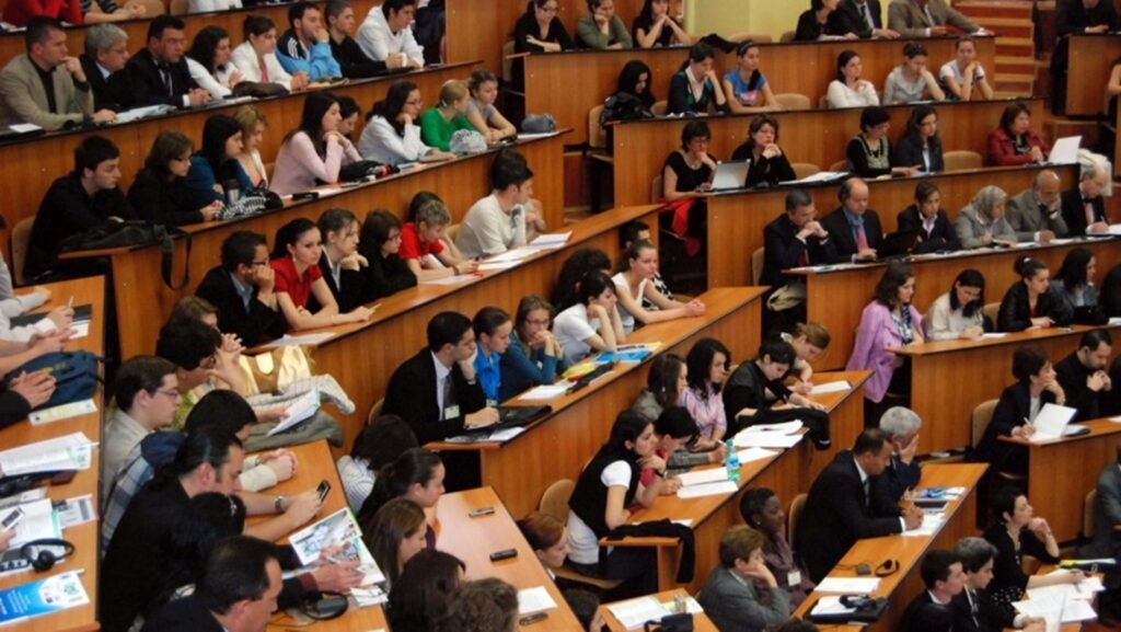 Legea care crește ponderea stagiilor de practică universitare la 75% a trecut de Senat