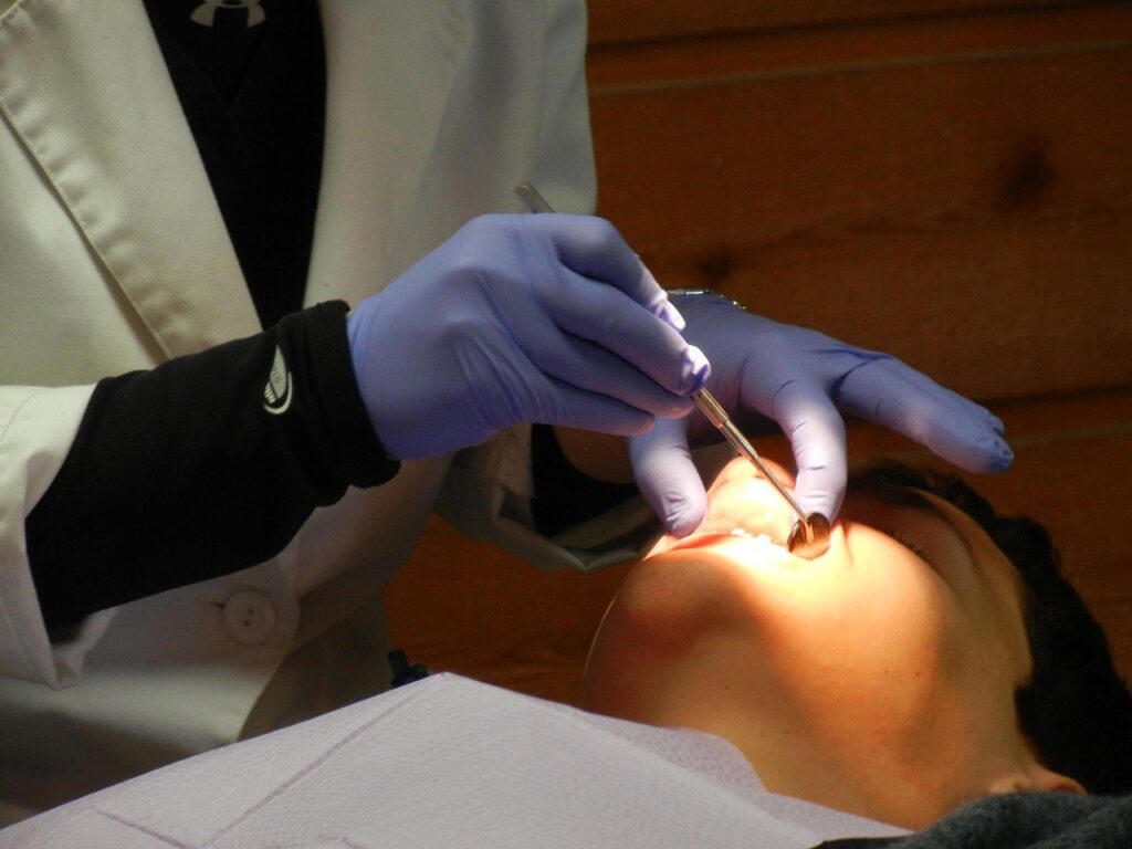 Copiii români, campioni în Europa la carii dentare. „Fondurile de la CAS se epuizează în primele zile. Și mai avem o mare problemă”
