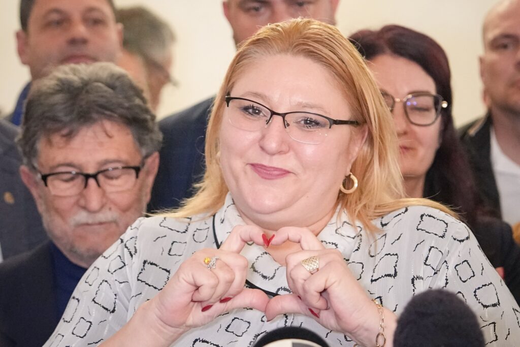 Mesaj controversat de 8 Martie: Șoșoacă le urează „La mulți ani” femeilor cu o fotografie a lui Putin