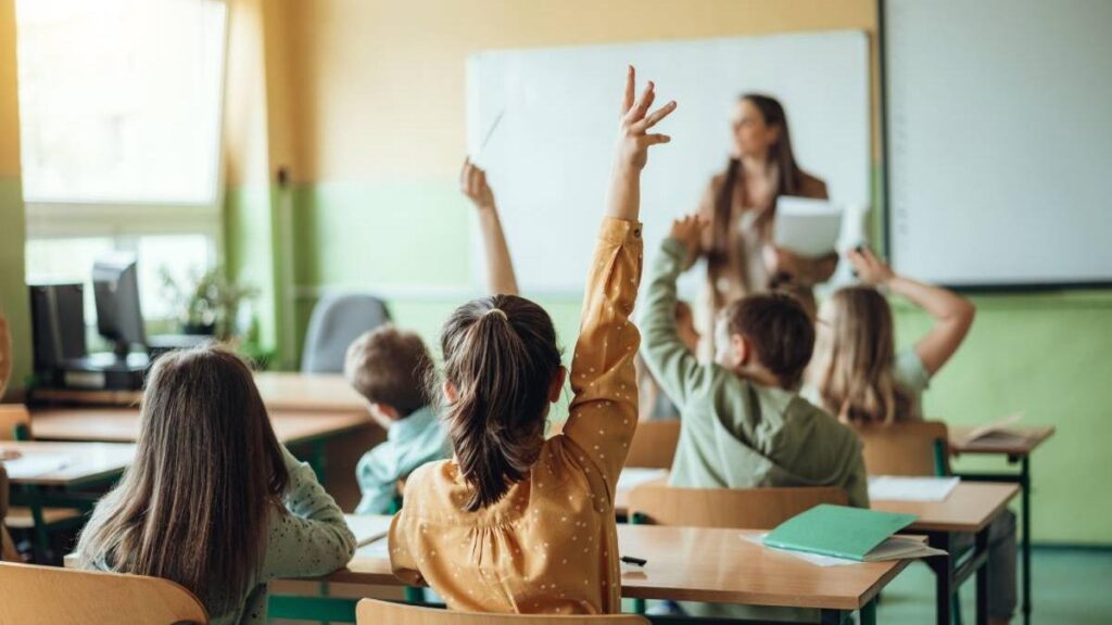 Elevii revin la școală pe 8 ianuarie. Ce vacanțe urmează în anul școlar 2025–2026