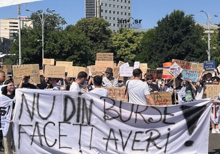 Studenții, revoltați la început de an universitar de tăierea burselor și eliminarea transportului gratuit