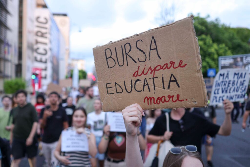 Educația superioară, un lux în România. Doar 1 din 4 tineri își permite să termine o facultate