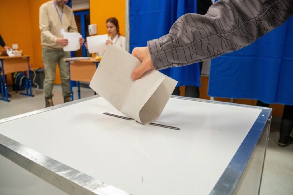 Informații eronate despre o prelungirea a programului de vot la alegerile parțiale de duminică. La ce oră se oprește, de fapt, votarea
