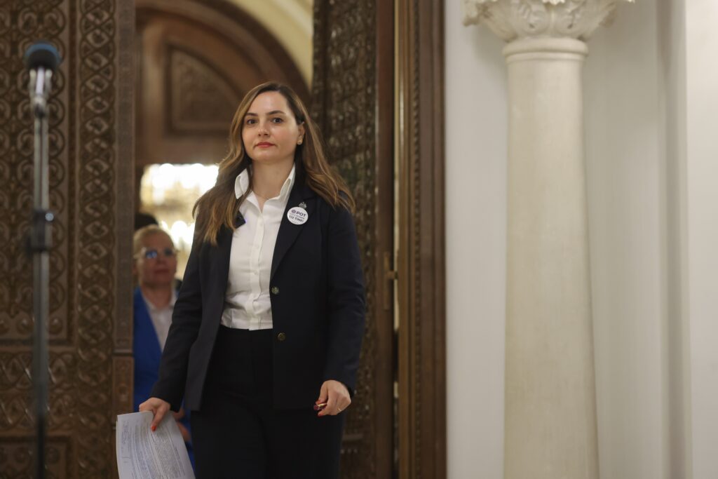Grupul POT din Camera Deputaților riscă să fie desființat, din cauza unui val de demisii. Anamaria Gavrilă: „Doamne ajută!”