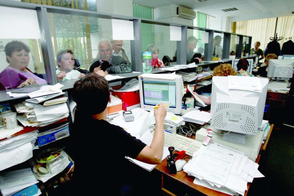 Legea prin care cresc taxele locale, pentru care Guvernul și-a angajat răspunderea, a fost publicată în Monitorul Oficial