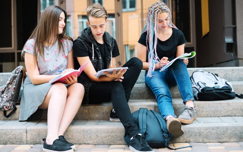 Veşti bune pentru studenţi: vin bani europeni pentru bursele sociale. Câţi tineri vor beneficia de bani şi de când