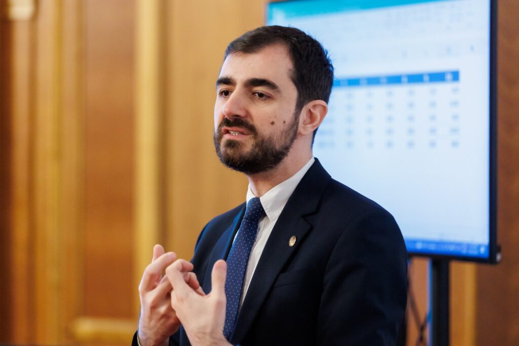 Un deputat critică creșterea cheltuielilor bugetare ale Parlamentului: „E clar că austeritatea nu e pentru toți. Deodată sunt bani”
