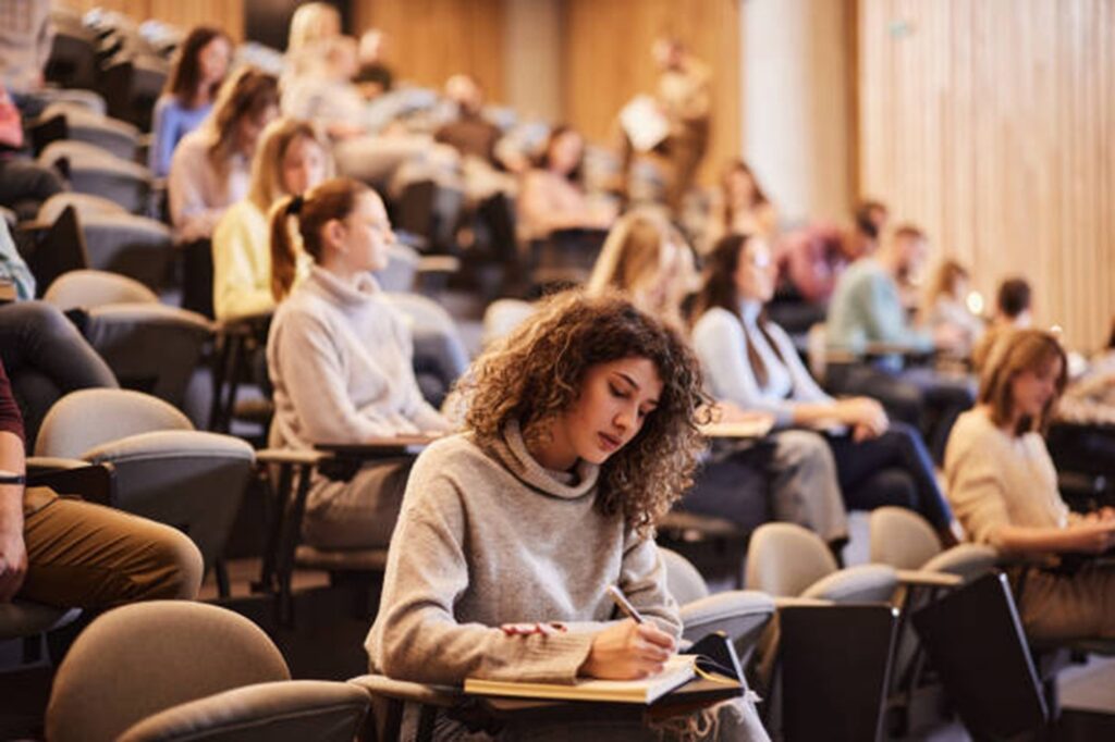 Vouchere pentru locuri bugetate la facultate? Cum este văzută propunerea rectorului Universității din București