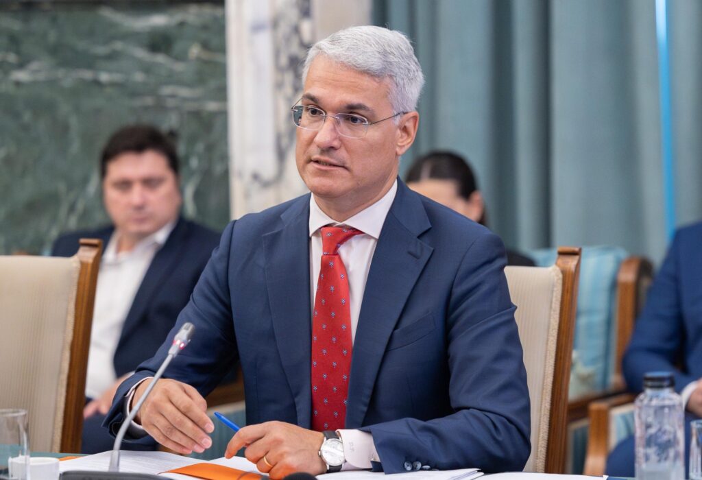Dragoș Pîslaru sare în apărarea premierului: „Nu Bolojan a dus România în gard, ci economistul minune de la Buzău”