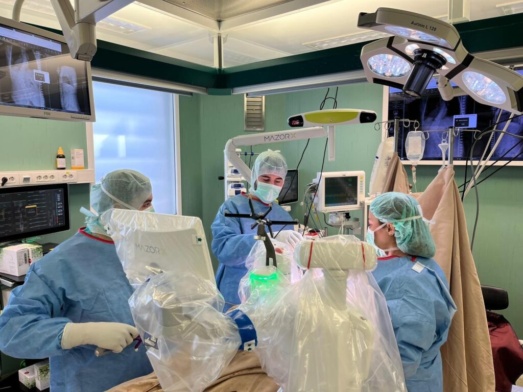 Un robot a realizat o operație rară la un spital din Capitală. Ministrul Sănătății anunță că va finanța chirurgia robotică printr-un program special
