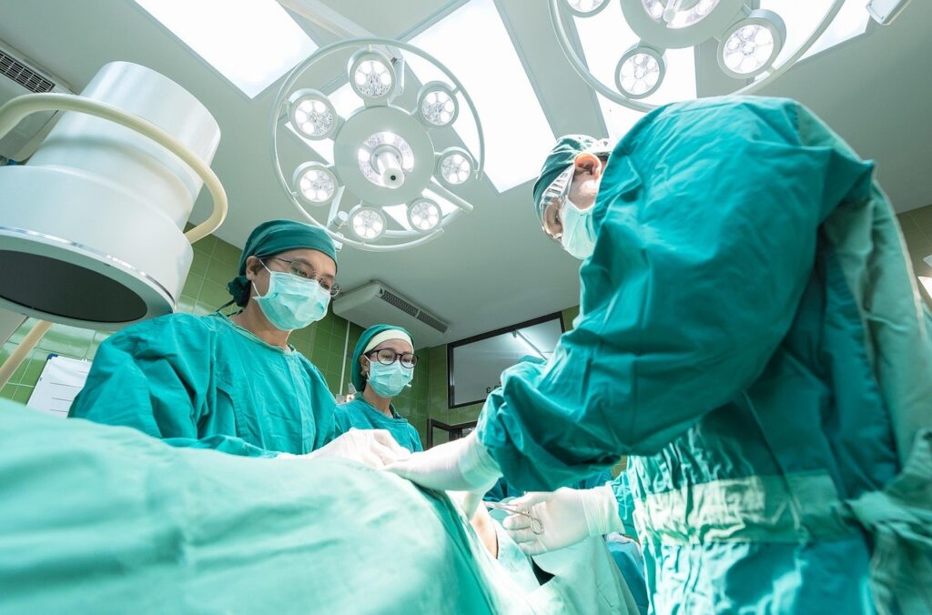Lecțiile învățate de medicii români în străinătate: „Se întâmplă să facem greșeli, dar nu se ascund sub preș”