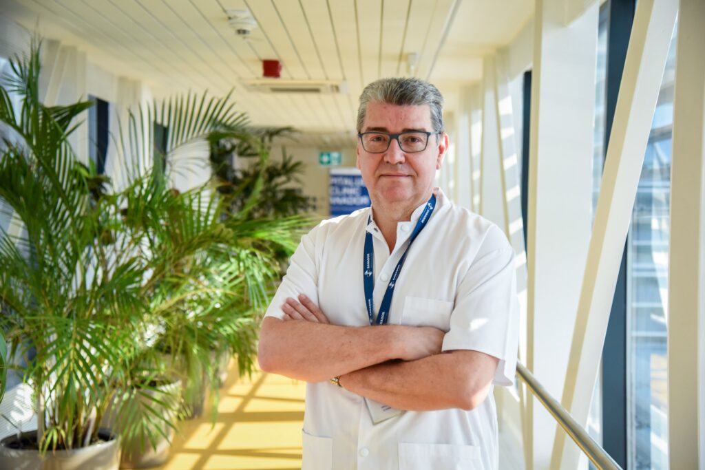 Dr. Liviu Ojoga, șeful Secției de Ortopedie și Traumatologie SANADOR: „Chirurgia robotică ne permite să obținem un genunchi perfect balansat“